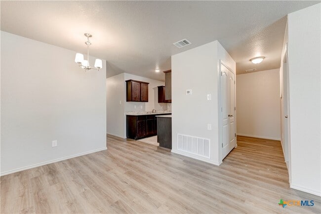 Building Photo - 605 Lost Trl