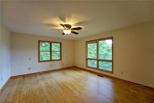 Building Photo - 127 Columbine Dr