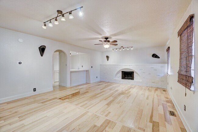 Building Photo - Spacious 4-Bedroom Home with Modern Amenities & Ideal Location Near Lake Hefner in OKC!