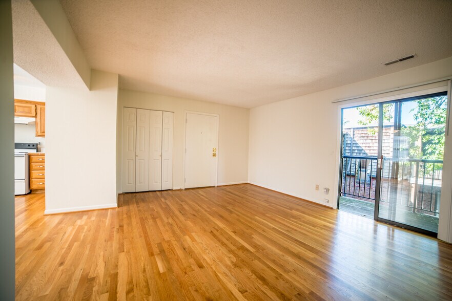 Building Photo - 4012 Oak St