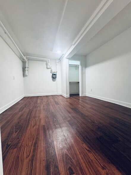 Building Photo - 2559 W Fullerton Ave