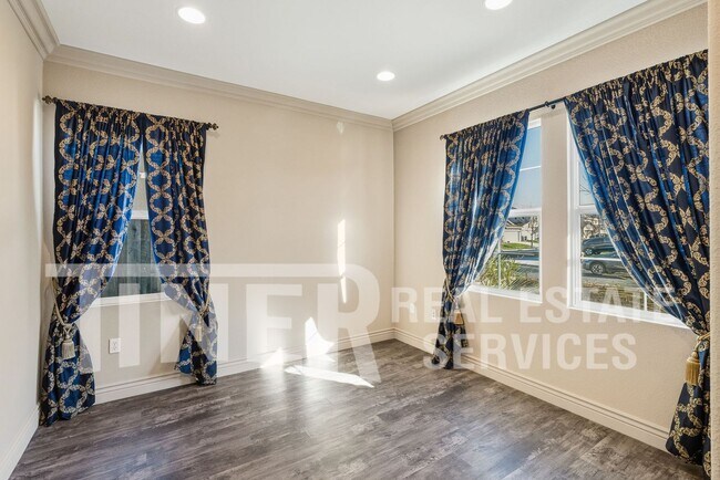 Building Photo - 3576 Hume St