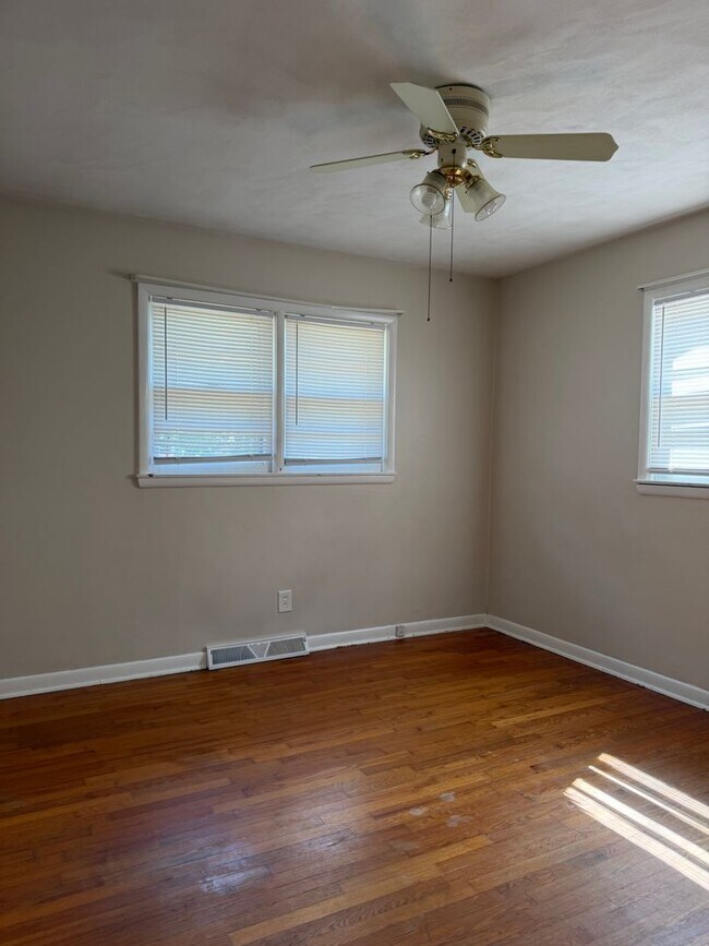 Building Photo - 551 S Belcrest Ave
