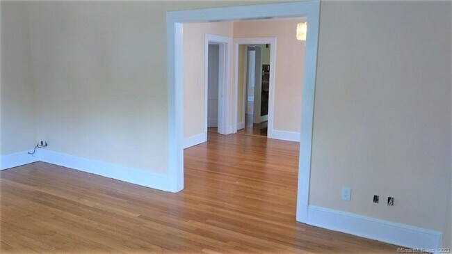 Building Photo - 60 Woodmere Rd