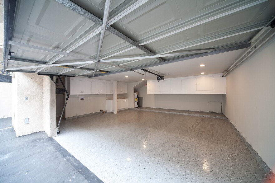 Building Photo - 5278 Lindley Ave