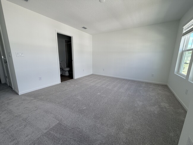Building Photo - 523 Holly Lks Dr