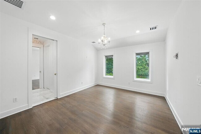 Building Photo - 44 Floral Terrace