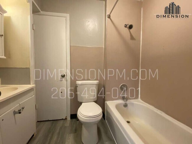 Building Photo - Spacious Two-Bedroom Apartment in the Hear...
