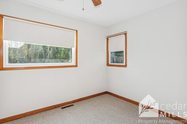 Building Photo - 3 Bedroom Home w Garage