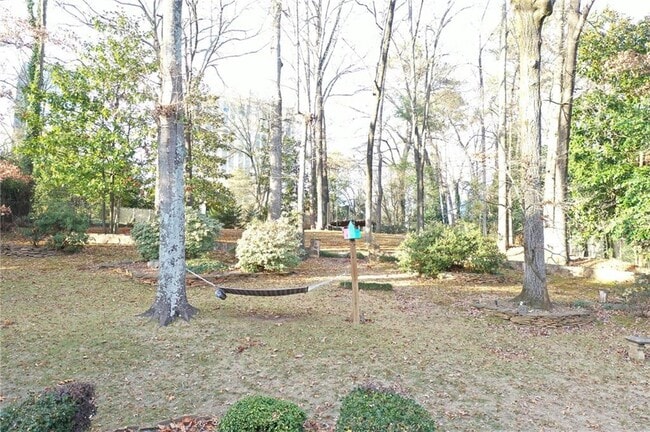 Building Photo - 998 Ferncliff Rd NE