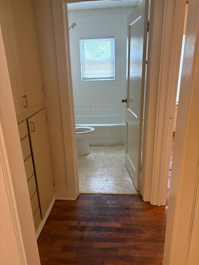 Building Photo - WALKING DISTANCE TO U OF A! ONLY STUDENTS ...