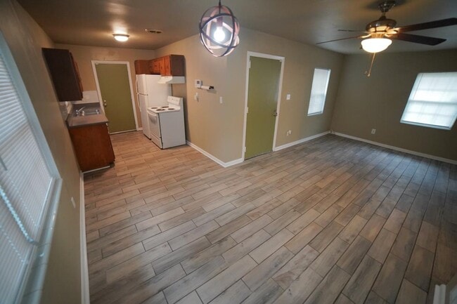 Building Photo - 926 Apache St