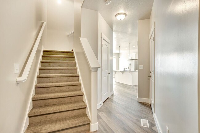 Building Photo - Dog Friendly Exchange Townhome