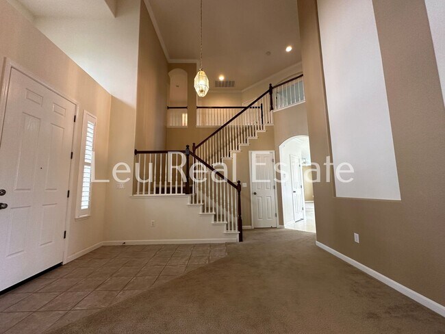 Building Photo - Lovely, 5bd, 3ba home in Serrano, with 3 c...