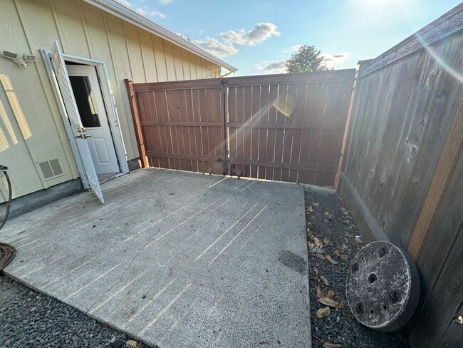 Building Photo - Beautiful 3 Bedroom In Eugene MOVE IN SPECIAL $300 off 1st month rent