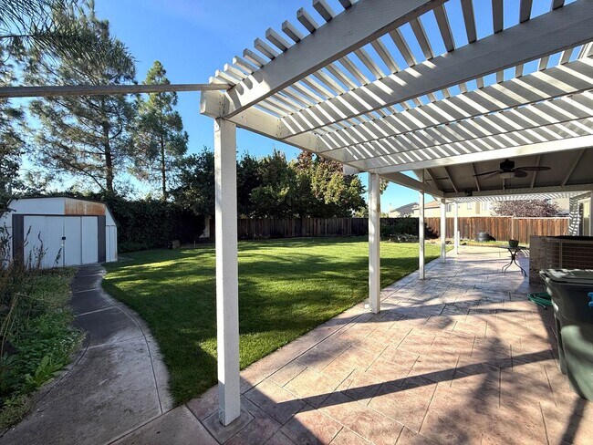 Building Photo - 4 Bedroom Home in Hollister