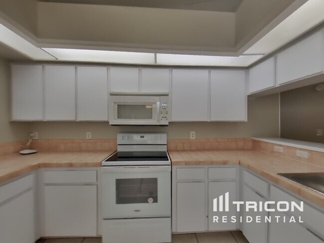 Building Photo - 653 Sand Ridge Dr