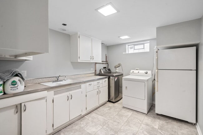 Building Photo - 4914 Lunt Ave