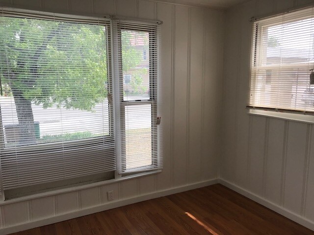 Study/small bedroom - 208 E Twohig Ave