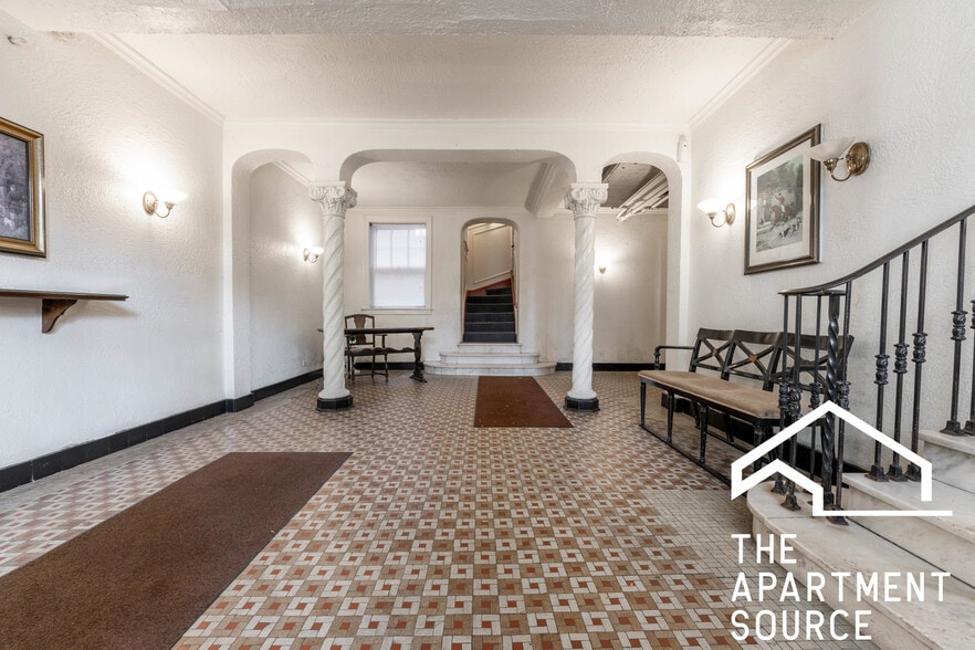 Building Photo - 2121 N Dayton St