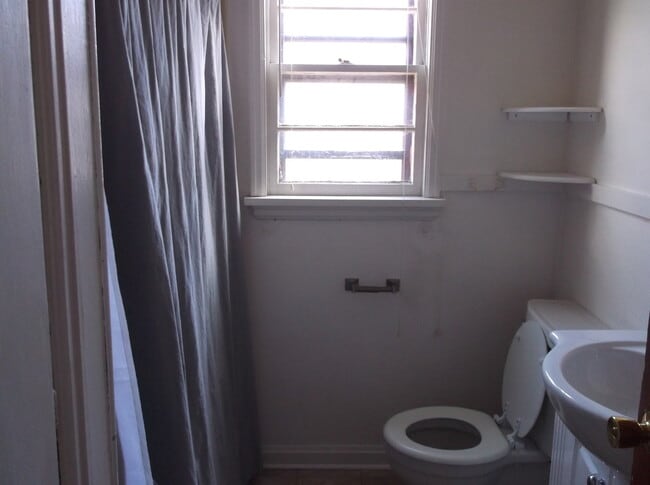 Building Photo - 2 BEDROOM, 1 BATHROOM, DUPLEX WITH ALL UTI...