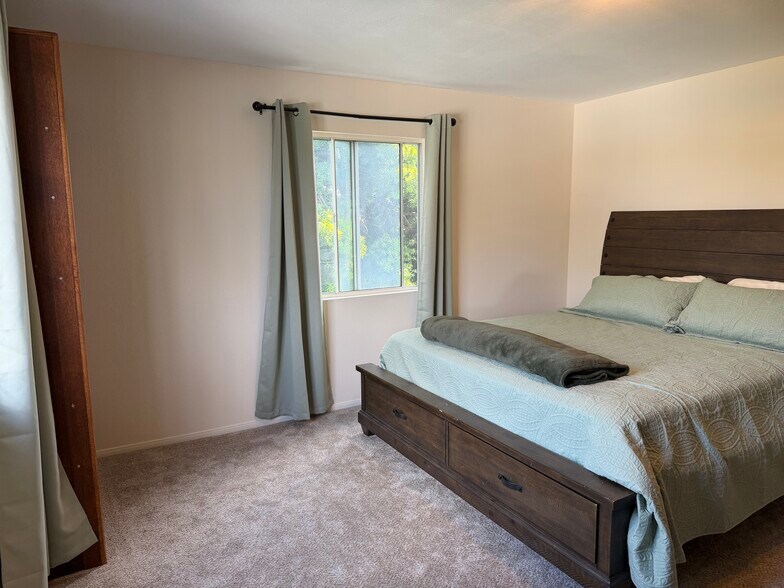 King bed with under bed storage drawers - 14902 Eastwood Ave