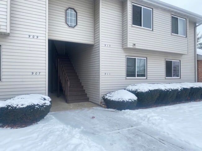 Building Photo - 907 Laura Dr