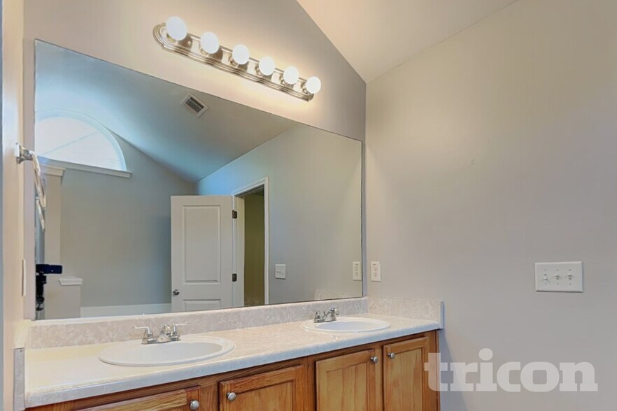 Building Photo - 46 Crescent Woode Way