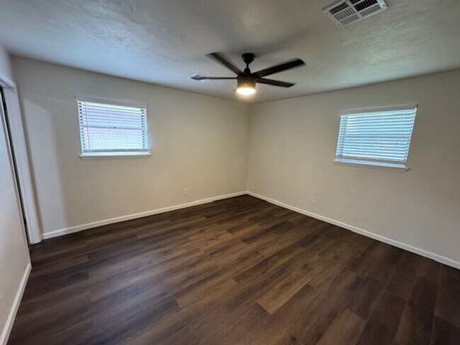 Building Photo - Stunning and trendy 3 bed 2 bath 2 car gar...