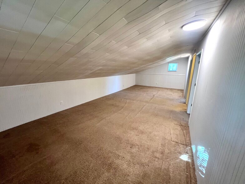 Large Upstairs Bonus Room - 671 Godley Rd
