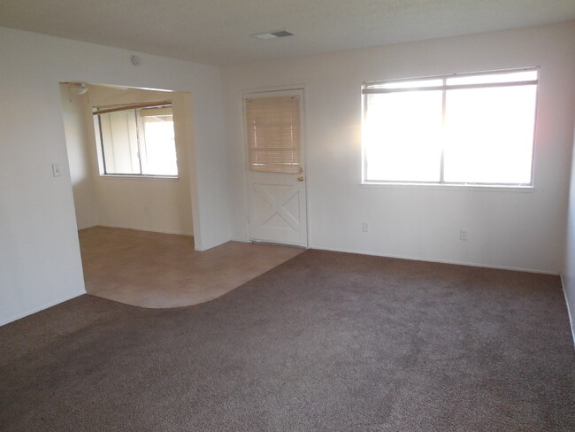 Building Photo - 3 Bedroom / 1.5 Bath House