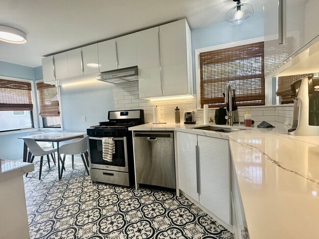 Building Photo - Updated Palo Alto Dream Rental with Backya...