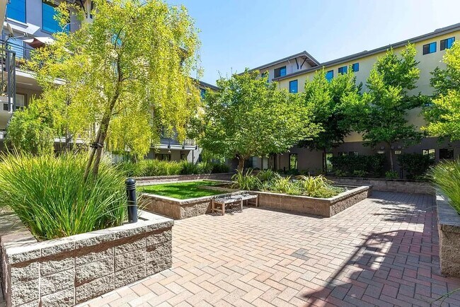 Courtyard - 800 N 8th St