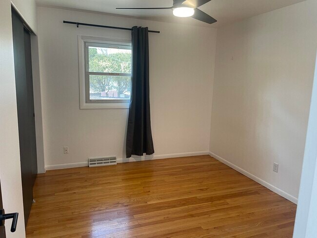 Building Photo - 2727 Florann Dr