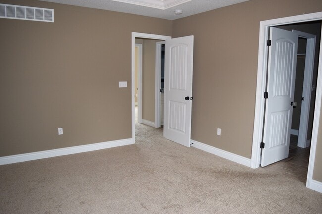 Building Photo - Gorgeous Split Foyer Home!