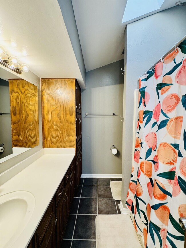 Building Photo - 5303 Greentree Ave