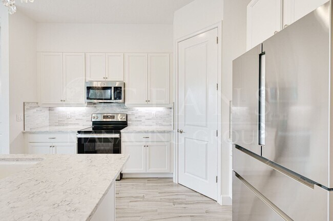 Building Photo - Luxurious 3-Bedroom Home Backing to a Natu...