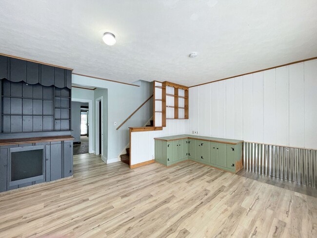 Building Photo - Large 4 bedroom home