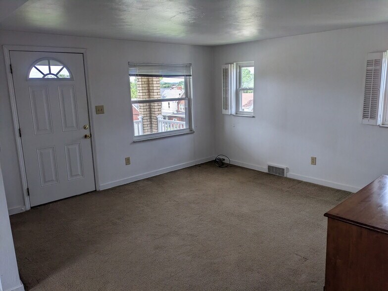 Building Photo - 530 Montclair St