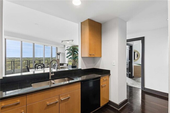 Building Photo - 700 Park Regency Pl NE