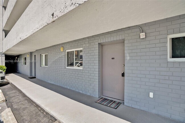 Building Photo - 4000 NE 170th St