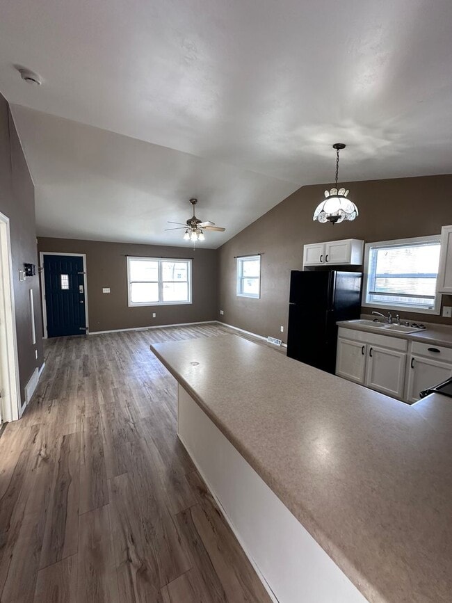 Building Photo - UPDATED 3 BR/1 BATH CENTRALLY LOCATED IN GREEN BAY