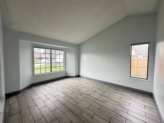 Building Photo - Four Bedroom