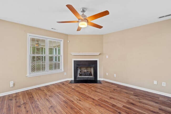 Building Photo - Three Bedroom Home!