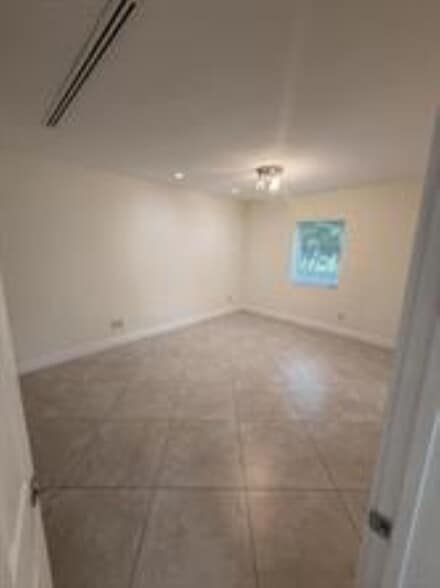 Building Photo - 2018 NE 14th Ct