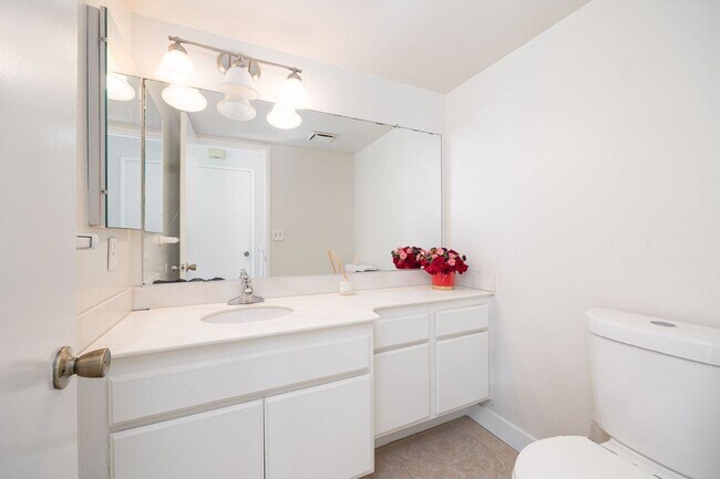 Building Photo - Gorgeous 2 Bedroom Townhouse in the Heart of Mira Mesa!