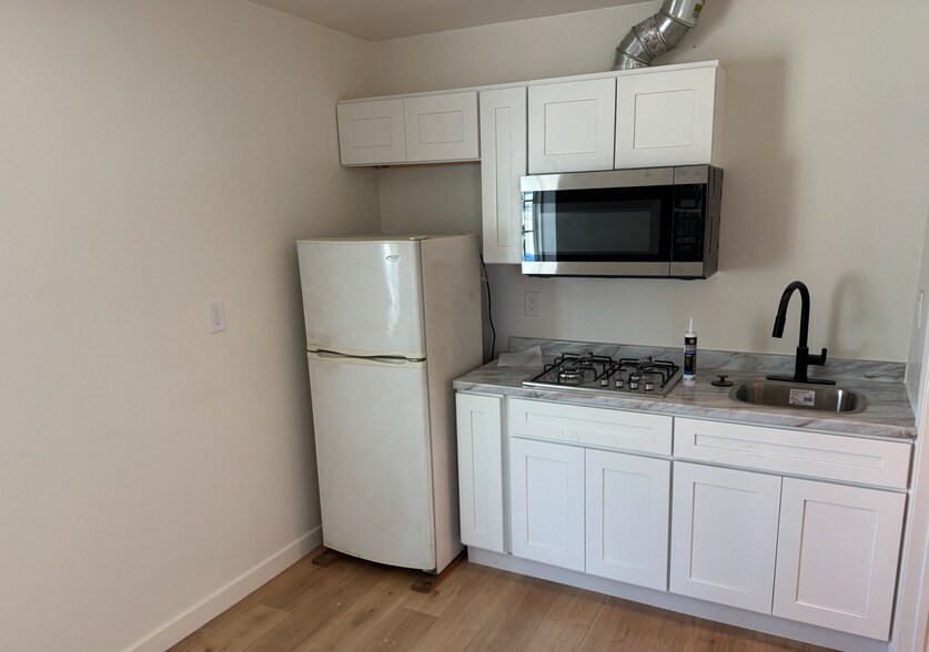 Building Photo - 19339 Vanowen St