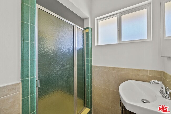 Building Photo - 100 E Kenneth Rd