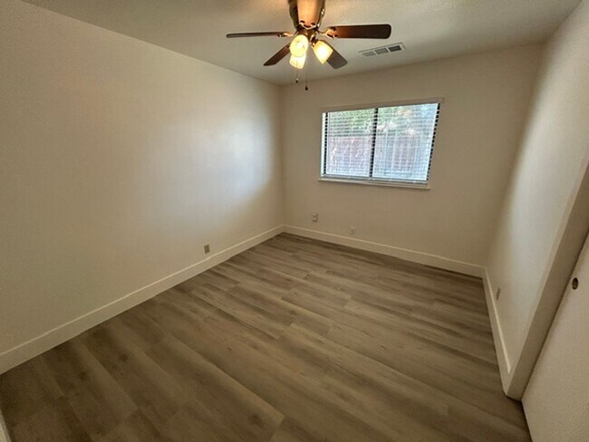 Building Photo - 1136 W Damron Ave