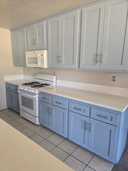 Building Photo - 27535 Lakeview Dr
